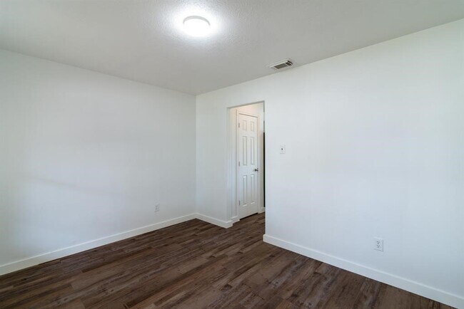 Building Photo - 2707 Troy Dr