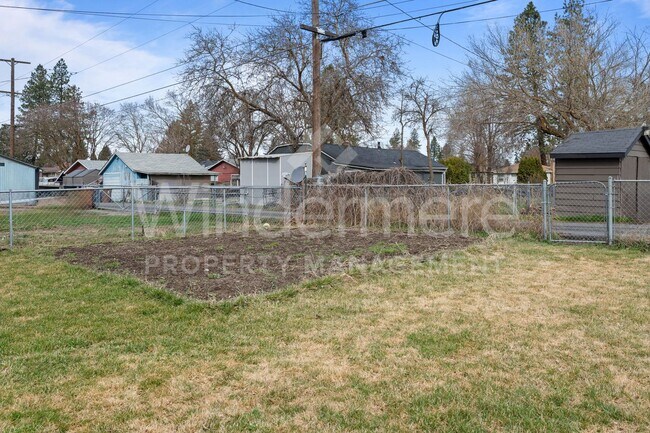 Building Photo - Beautiful Family Home ! Spring Special !! 50% Off first months rent.