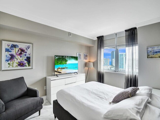 Building Photo - 2602 E Hallandale Beach Blvd