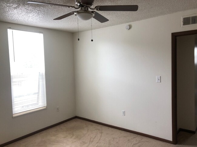 Building Photo - Central a/c & heating | Off-street parking | Close to downtown Golden