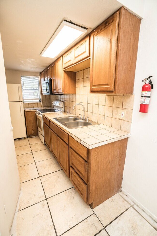 Building Photo - 8707 N Mandarine Pl