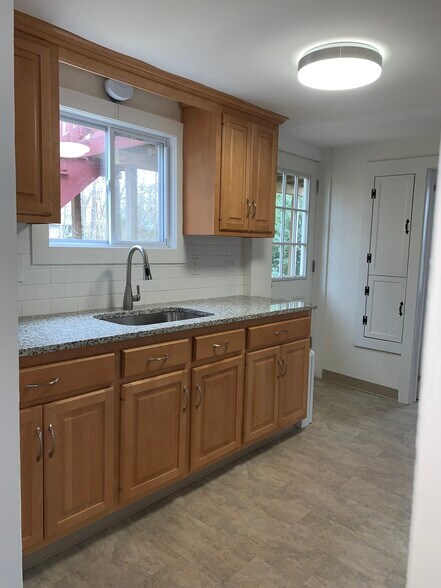 Building Photo - 1490 Farmington Ave