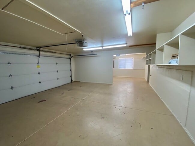 Building Photo - SPACIOUS HOME FOR RENT!