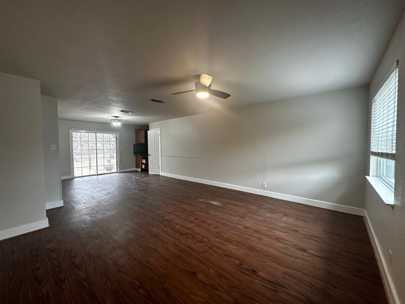 Building Photo - 557 NW Newton Dr