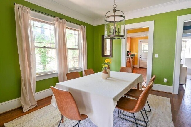 Building Photo - 2076 Ridgedale Rd NE