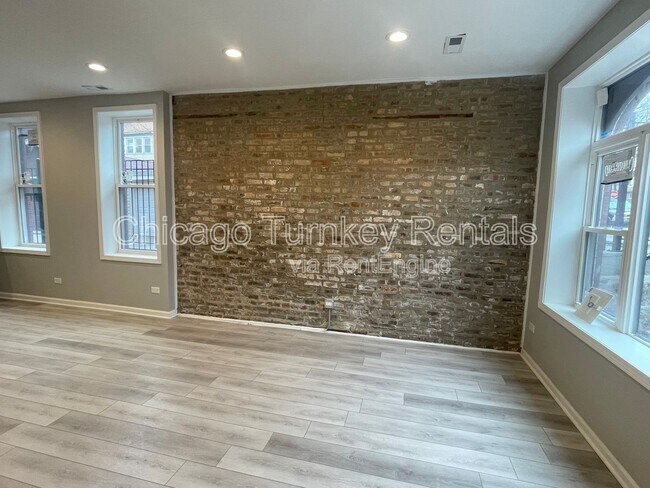 Building Photo - 2112 W 23rd Pl