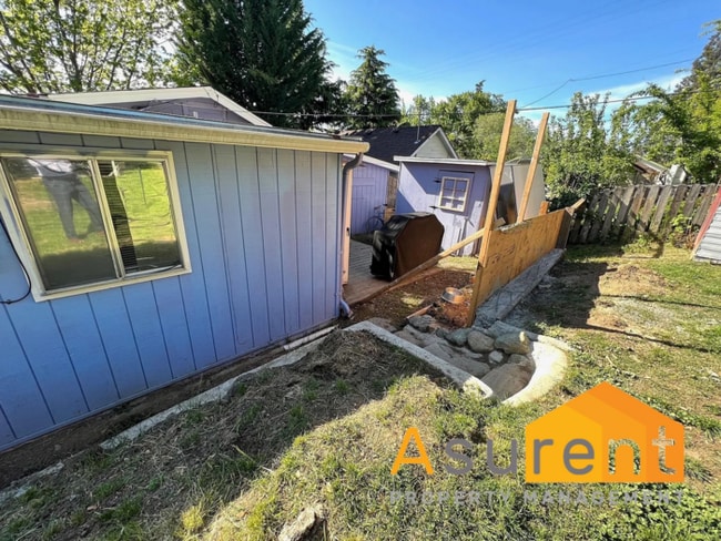 Building Photo - Beautiful Single-Level Home Located in the...