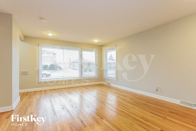 Building Photo - 1018 E 161st Pl