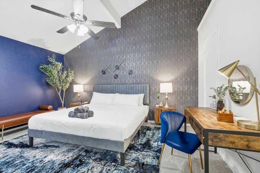 Building Photo - 2 St Charles Pl