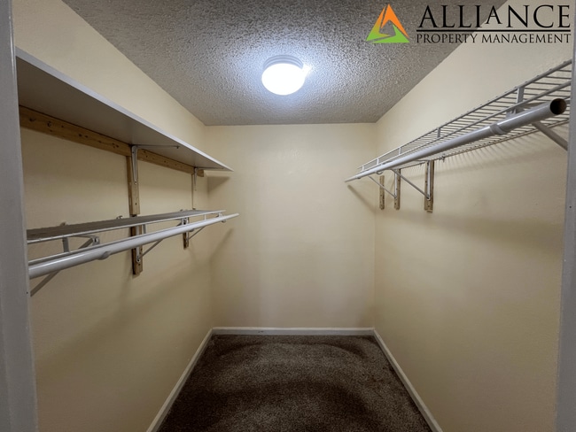 Building Photo - Spacious Rooms & Close to Downtown