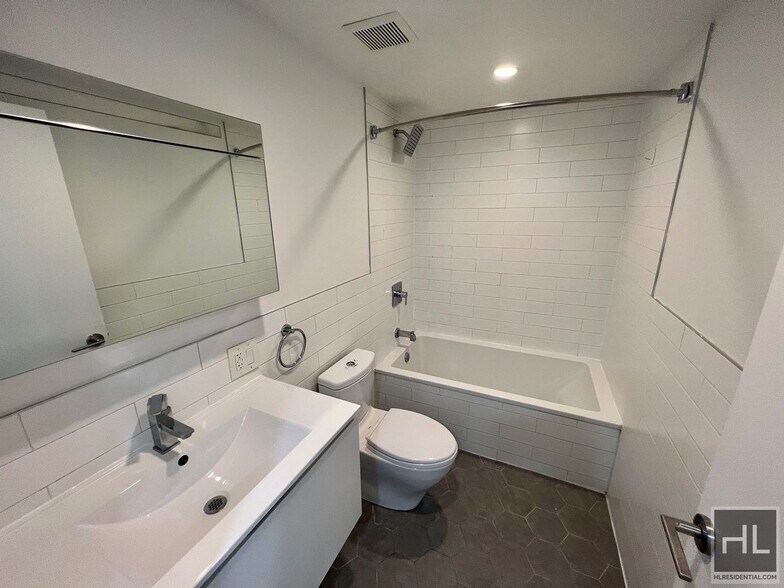 Building Photo - 2BR 1BA Townhouse Private Garden & In-Unit Laundry on Ocean Hill Bushwick Border