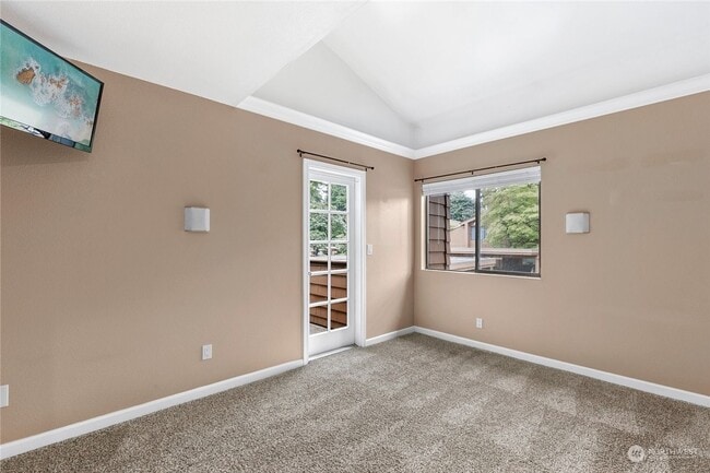 Building Photo - Great 1bed 1bath Location in Kirkland! Next to Village at Totem Lake Mall