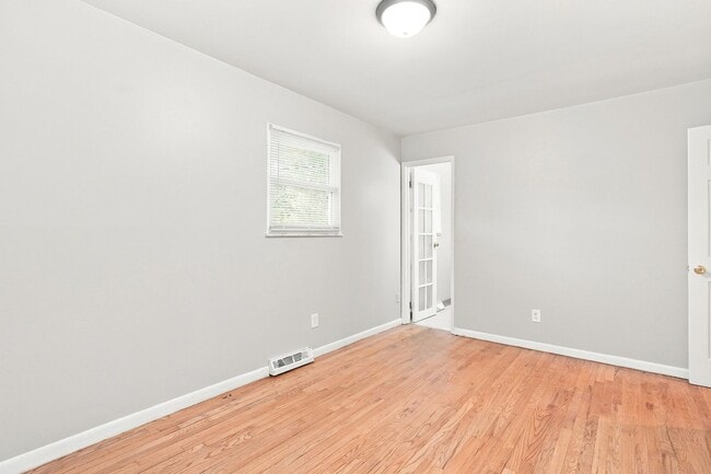 Building Photo - 5233 Fullerton Dr