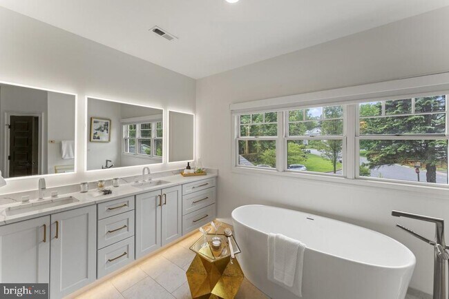 Building Photo - 5844 Bermuda Ct