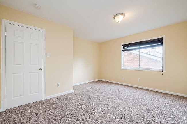 Building Photo - 2039 Shorewood Ln
