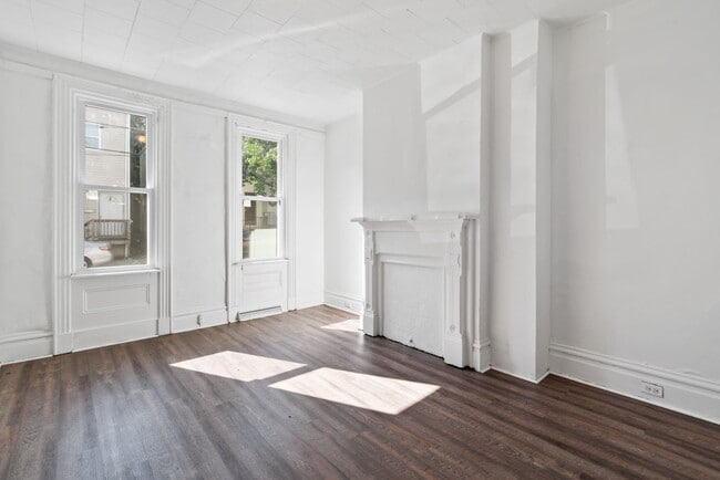 Building Photo - 2 bed 1 bath - great location, spacious, l...