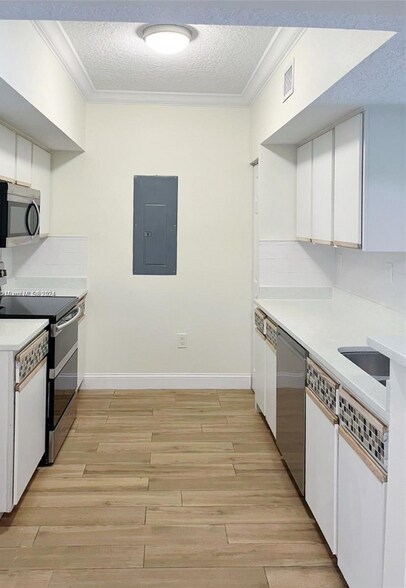 Building Photo - 140 SW 117th Ave