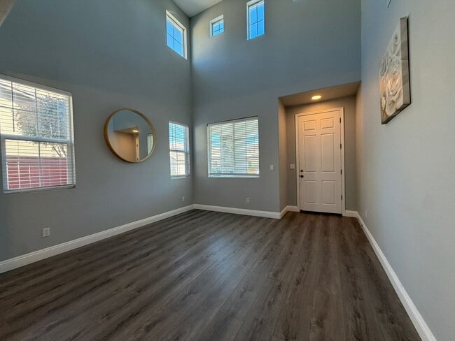 Building Photo - AVAILABLE NOW! LEASE TODAY! 4 Bedroom 3 Bath Elk Grove Home with Bonus Room!