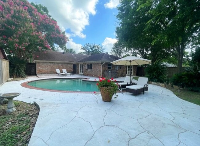 Building Photo - 9655 Meadowcroft Dr