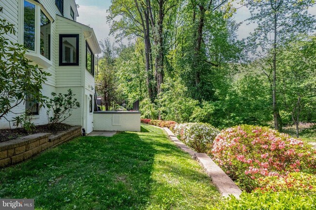 Building Photo - 1554 Forest Villa Ln