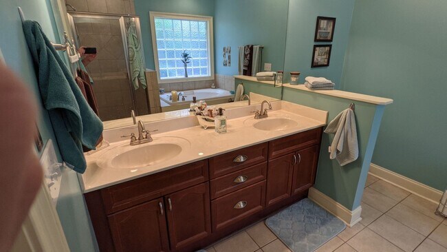 Building Photo - 3 Bedroom Home located in Magnolia Gardens...