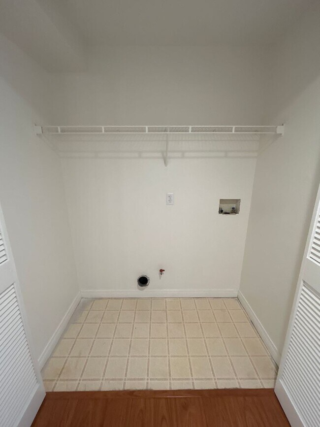 Building Photo - Cozy 2-bedroom Suites Condo in the most de...