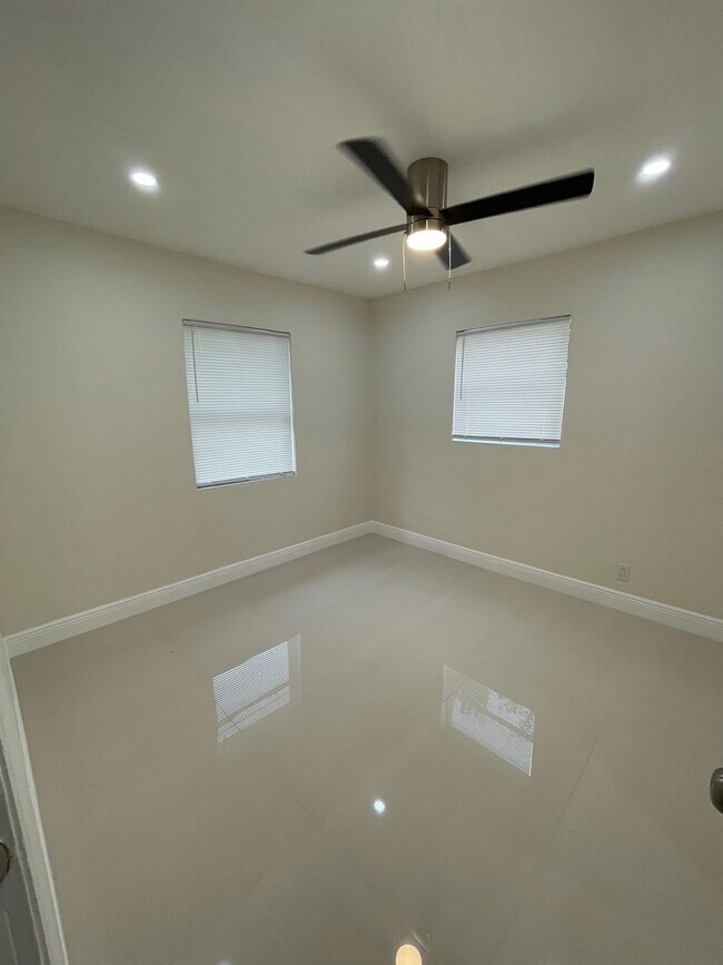 Building Photo - 1809 NW 13th Ct