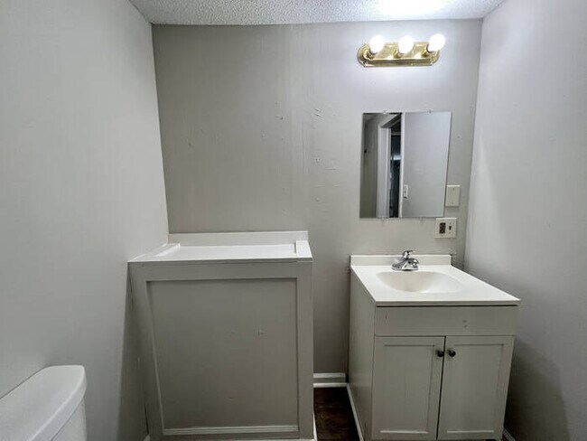 Building Photo - 723 Wren Rd