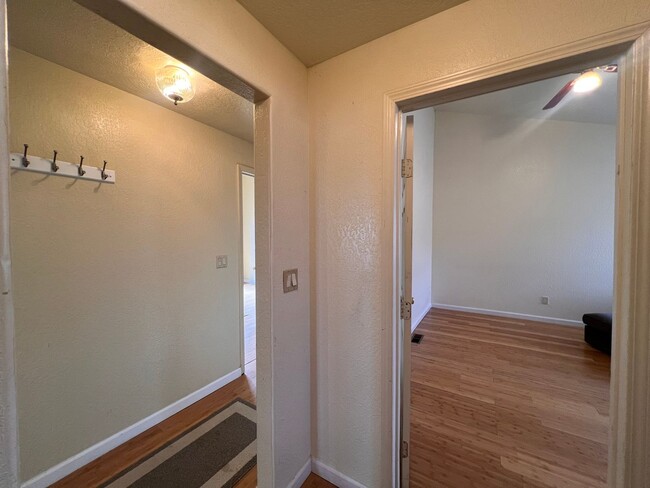 Building Photo - 3 Bedroom 2 Bath Silver Springs Home on 13...