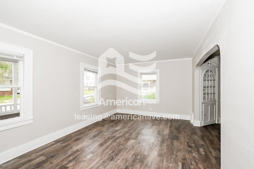 Building Photo - 2114 W Callender Ave