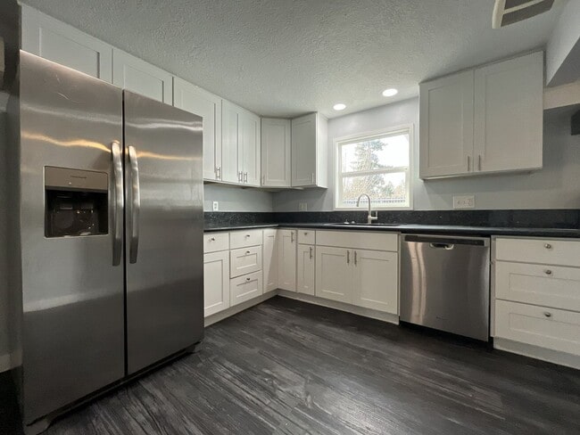 Building Photo - Updated Single-Level 3BD/2BA Home with Stainless Appliances, Expansive Yard & Flexible Layout