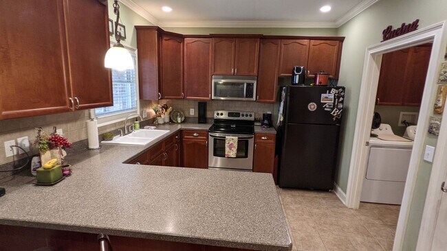 Building Photo - 3 Bedroom Home located in Magnolia Gardens...