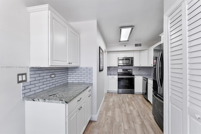 Building Photo - 7225 Promenade Dr