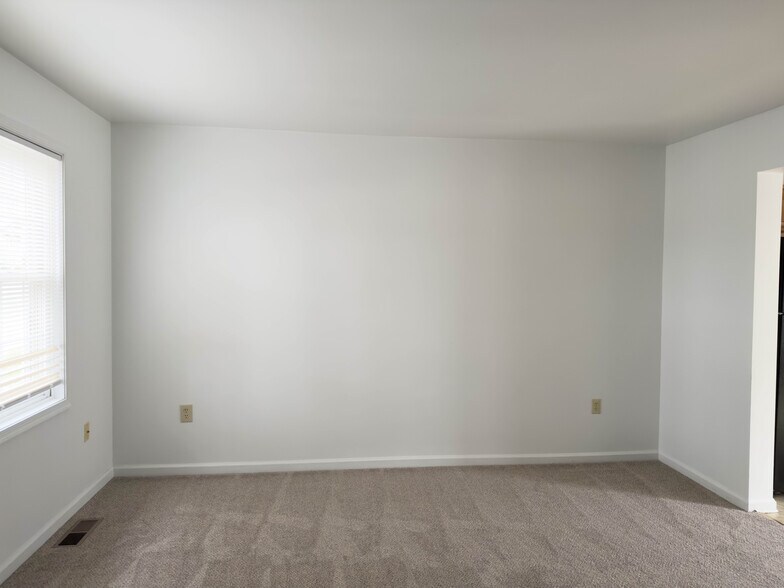 Building Photo - 80 Diller Ave