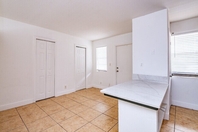 Building Photo - Charming 1-Bedroom Apartment in the Heart ...