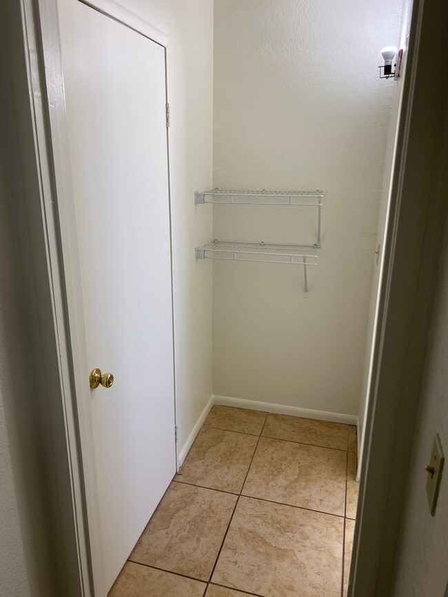 Building Photo - Henderson!!! 4 Bedrooms!! Single Story!! 2 car garage!! Big Back Yard!!! No HOA!! All Appliances!!