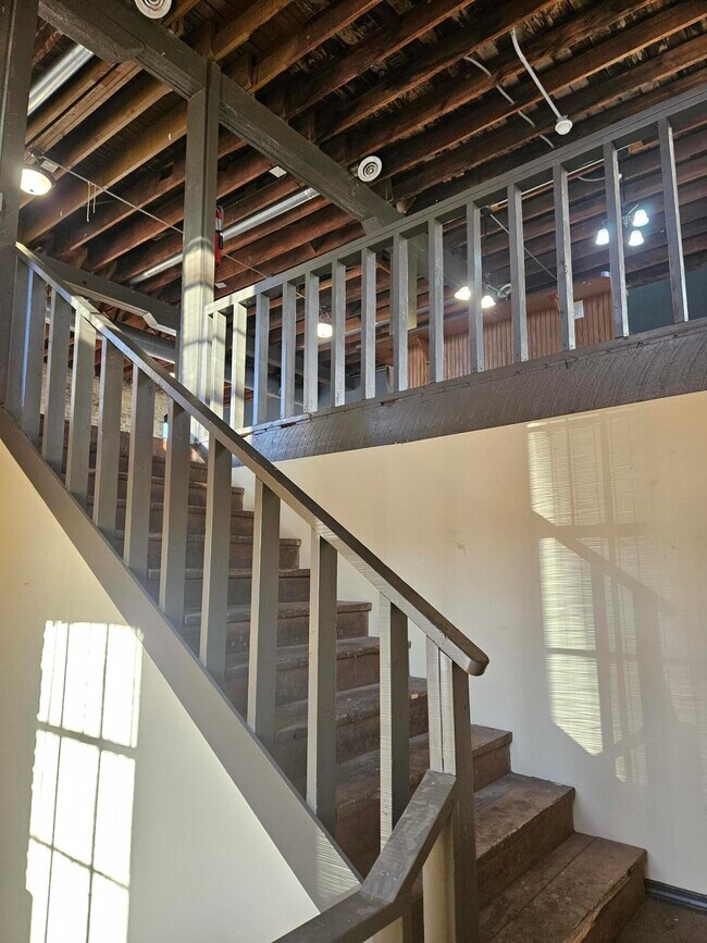 Building Photo - 1303 W College St