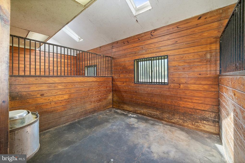 Horse stall - 19606 Ridgeside Rd