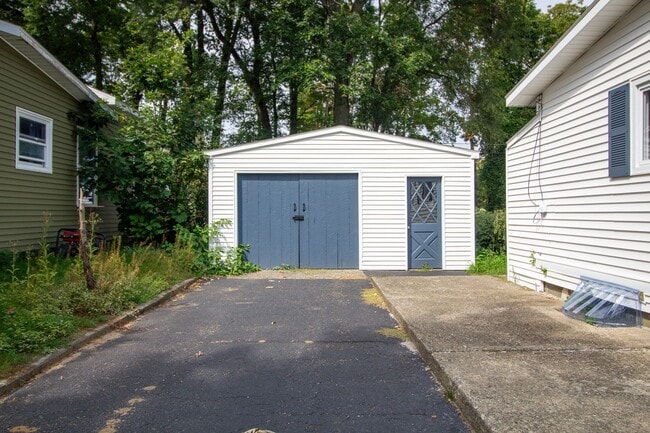 Building Photo - Newly Renovated 3 BR - 1 BA Ranch in Latham