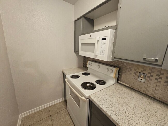 Building Photo - PARK LANE TOWNHOMES!