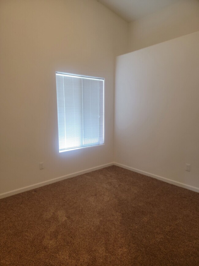 Building Photo - 6825 Meadowlark Ave