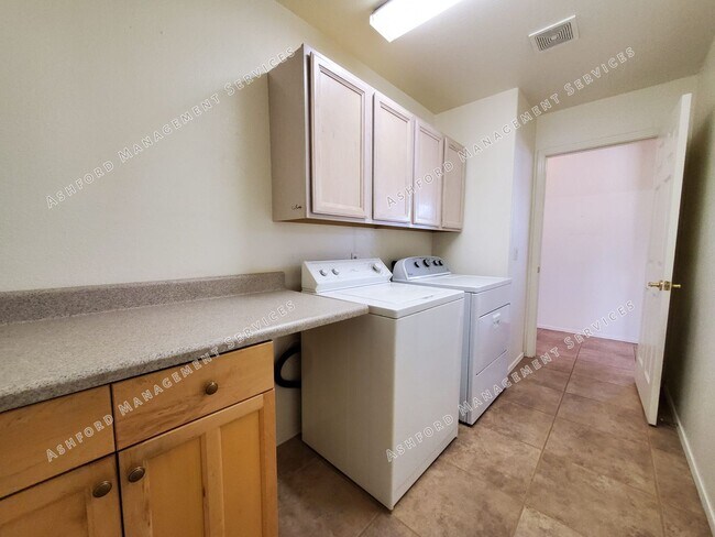 Building Photo - COYOTE LAKES BEAUTIFUL VIEW OF GOLF COURSE/NOT AGE RESTRICTED**NO TENANT FEES