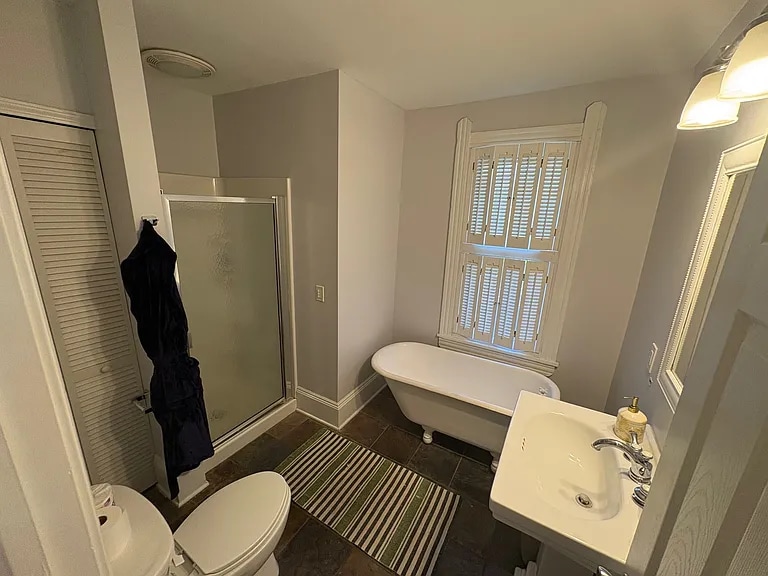Full Bathroom - 4105 Whitman Ave