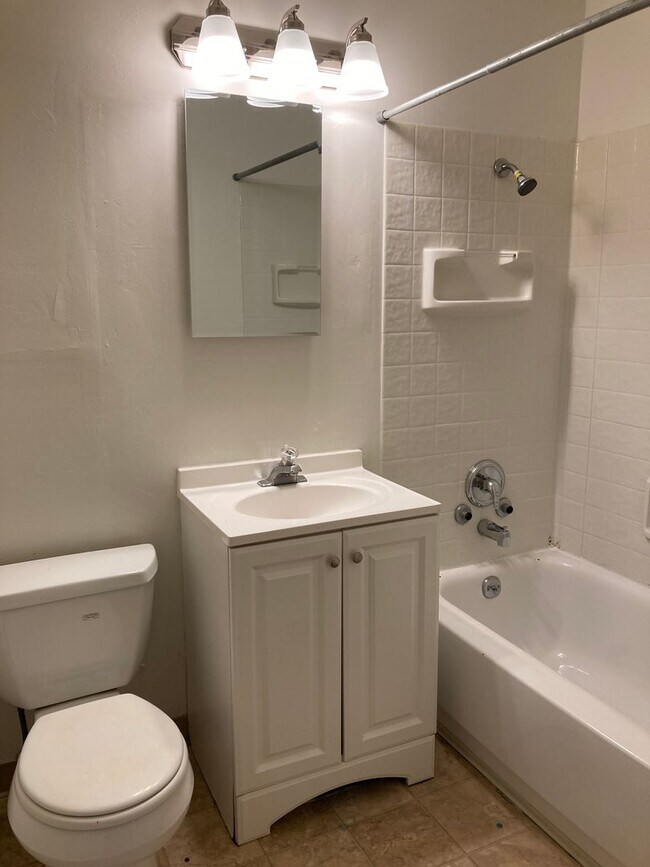 Building Photo - (WLO) 2 Bed/1 Bath Near Campus