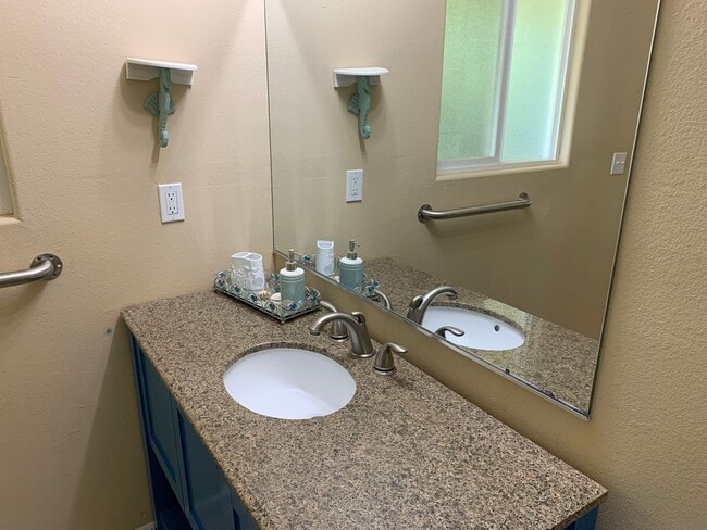 Building Photo - Beautiful Oceanfront 1 Bedroom Unit on Kal...