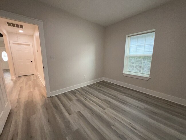 Building Photo - 224 Everton St