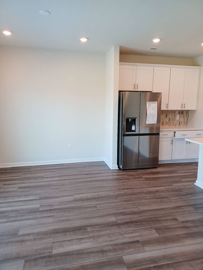 Building Photo - Bright and Airy! 5 Bedrooms 3 Bathrooms Ho...