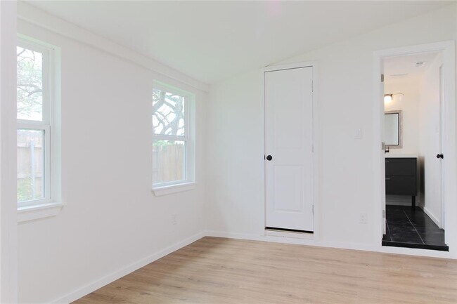 Building Photo - 305 Rowland Dr