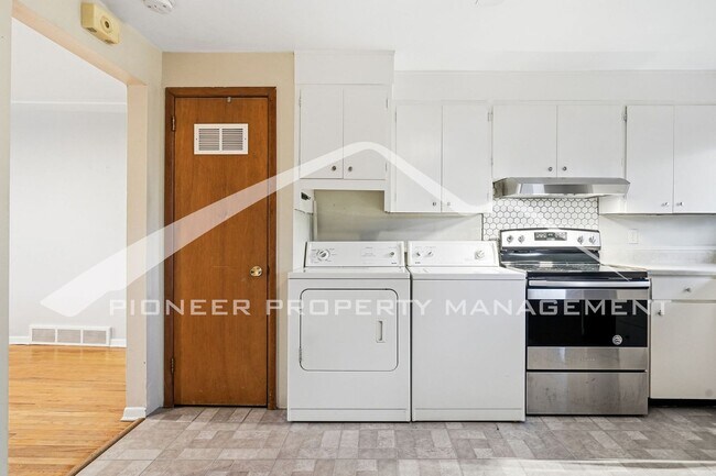 Building Photo - Charming Duplex with Washer/Dryer and Fenced Yard