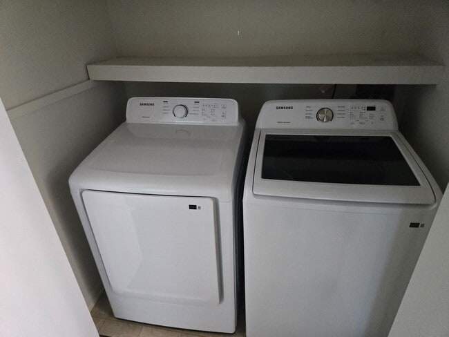 Building Photo - 3 bedroom, 1.5 bath townhome in Newark